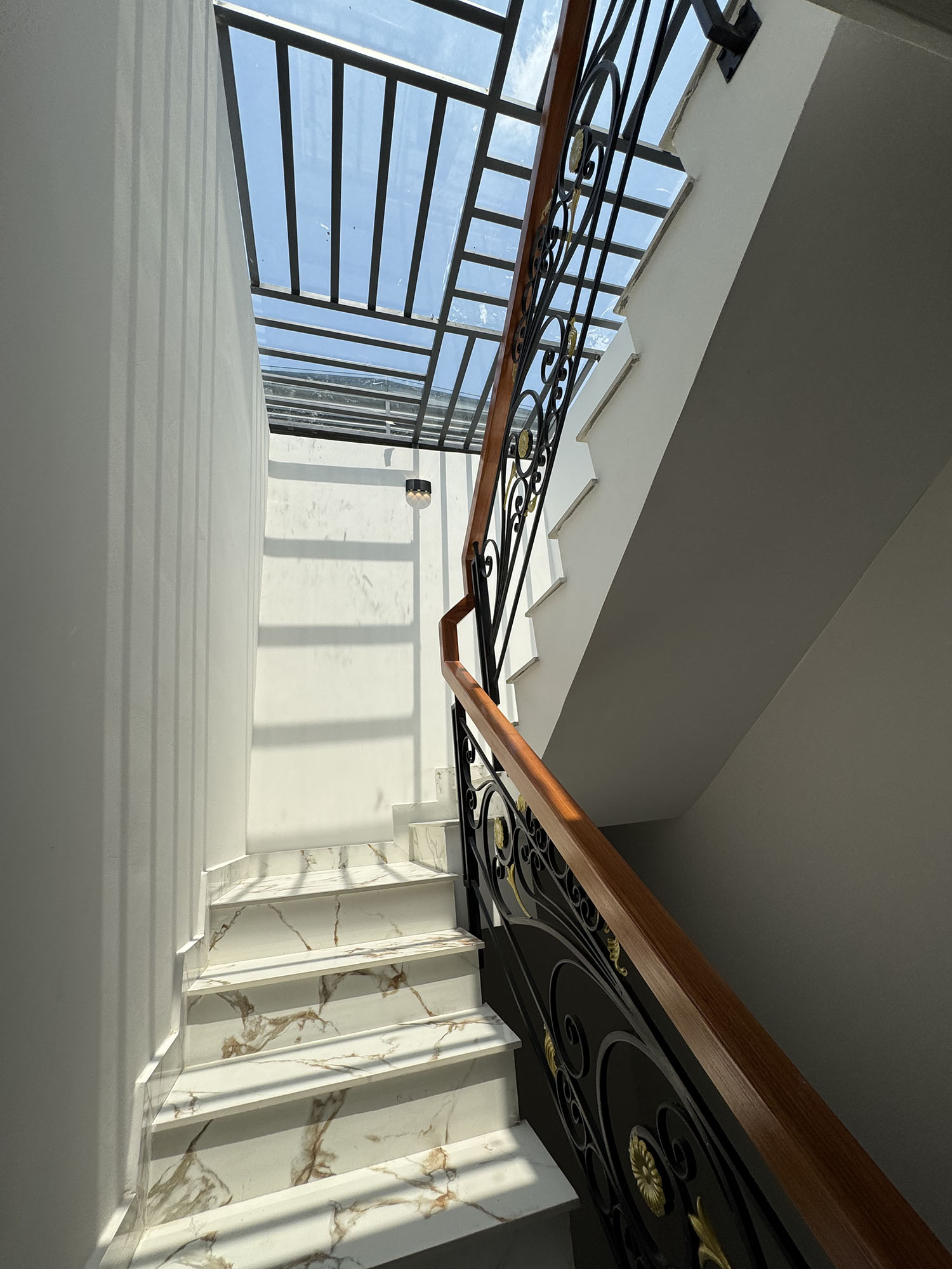 Nhà phố mới 100%, DTKV: 4mx12,5m, vuông, 4 tầng, full nội thất, hẻm xe hơi khu Vip NGUYỄN VĂN TRỖI